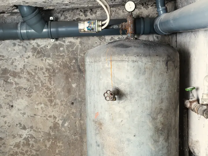 Réservoir de chauffe-eau dans un sous-sol résidentiel