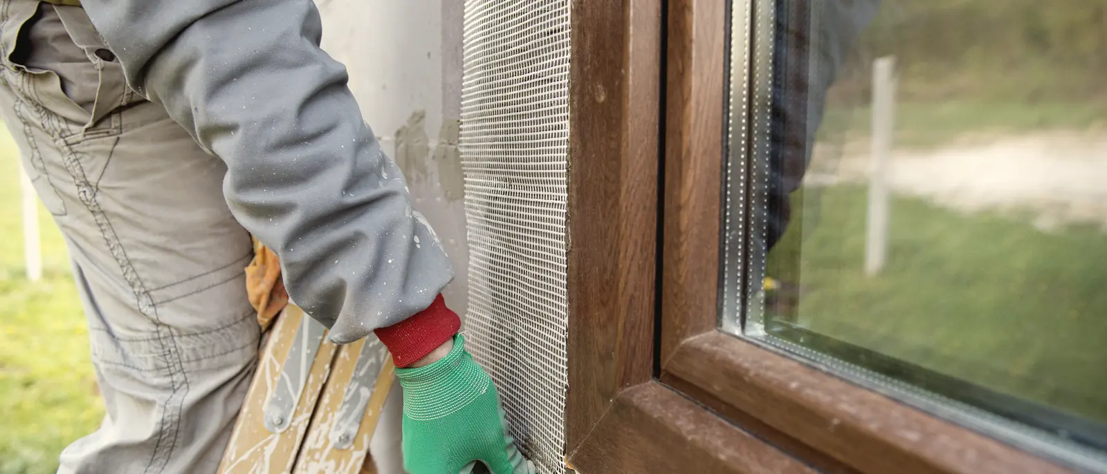Installateur ajustant le cadre d'une fenêtre neuve